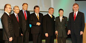 (v.l.): Alfred Jung, Garabed Antranikian, Jürgen Trittin, Kurt Beck, Hubert Weinzierl, Hannelore Schmidt und Bundespräsident Horst Köhler.