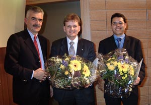Freude über die Auszeichnung ( v.l.n.r.) Dr. Klischan (Hauptgeschäftsführer von NORDMETALL,  Alexander Mora-Sanchez M.Sc. (28), Dr.-Ing. Michael Hoeft (32)