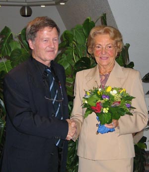 Blumiger Dank von Prof. Dittmar Machule an die Vorsitzende des  Stiftungsrates, Frau Irene Vorwerk