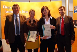 v.l.n.r.: Dr. Karl Kr&auml;hling (DOW), Jessica Dahms, Paula Morgenstern, Prof. Dr. Andreas Liese (TUHH)
