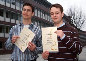 &Uuml;ber ein NXP-Stipendium freuen sich Stefan Schwarz und  Joachim Wilharm