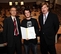 Von rechts nach links: Prof.Dr.-Ing. Dieter Krause, Preisträger 1. Platz  Ingo Bögemann, Stiftungsvorstand Jungheinrich-Stiftung Wolfgang Behncke (