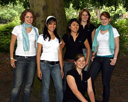 Stefanie Krause (von links) Thi-Thuy-Linh Le, Lina Nguyen, Natalie Graf, Sandra Hoppe und vorne sitzend Tatjana Krampitz.
