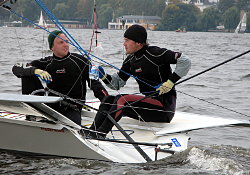 Florian Kemper und Wolf Jeschonnek während einer Regattapause auf der Außenalster