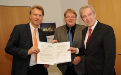 v.l.n.r.: Michael Koops (Schulleiter), Rüdiger Bendlin (TUHH), Prof. Dr.-Ing. Edwin Kreuzer (Präsident der TUHH)