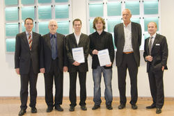 Die ausgezeichneten Diplomandenv.l.n.r.: Tim Ockert (HypoVereinsbank), Prof. Uwe Starossek (TUHH), Thomas Bussler, Johannes Bouchain, Prof. Michael Koch (HCU), Andreas Götte (HypoVereinsbank)
