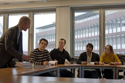 NIT-Geschäftsführer Dr. Christoph Jermann im Gespräch mit NIT-Studierenden.