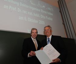 Prof. Dr.-Ing. habil. Prof. E.h. Edwin Kreuzer, Präsident der TUHH, überreicht die Ehrenurkunde 