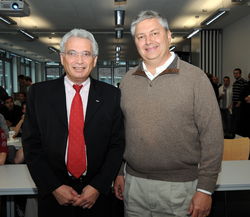 Vizepräsident Prof. Dr. Garabed Antranikian und Microsoft-Vice President Jon DeVaan.