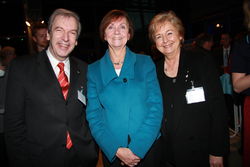 Wissenschaftssenatorin Dr. Herlind Gundelach (v. links), TUHH-Präsident Prof. Dr.-Ing. Edwin  Kreuzer und Barbara Ahrons, wirtschaftspolitische Sprecherin der CDU-Fraktion Hamburg.