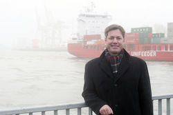 Professor Carlos Jahn, hier im Hafen Hamburg, ist Leiter des TUHH-Instituts für Maritime Logistik und in Personalunion Chef des Fraunhofer-Centers für Maritime Logistik und Dienstleistungen.  