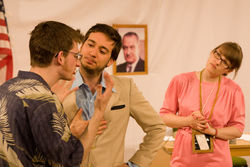 Annikavom Scheidt in der Rolle der Mrs. Hollander, sowie Peter Faulkner(links) als Mr. Hollander und Alper Demiray als Axel Magee in"Vorsicht Trinkwasser".