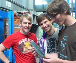Dieser Balken hat schon mal gehalten: Die Maschinenbau-Studenten Peter Böll, Christoph Hermann und Robin Rettberg (von links) begutachten ihr Werstück nach dem erfolgreichen ersten Probelauf.