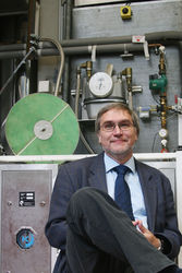 Professor Gerhard Schmitz von der TU Hamburg-Harburg, hier im TUHH-Labor vor dem Modell einer sorptionsgestützen Klimaanlage, ist Träger des Hamburger Lehrpreises 2010.
