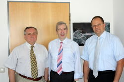 TUHH-Präsident Edwin Kreuzer (Mitte) sowiedie Professoren Oleksandr Parfenyuk (links) und Stefan Heinrich.