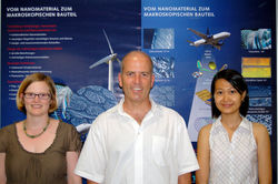 ProfessorGerold Schneider sowie Sabine Bechtle (links) und Siang Fung Ang.