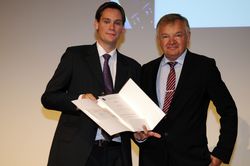 Preisträgers Hauke Peer Lüdders mit Herrn Conrad von Lufthansa Technik 