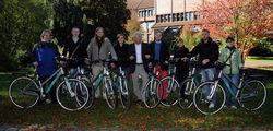 Prof. Dr. Dr. h.c. G. Antranikian (Mitte) mit Studierenden der TUHH und den neuen Fahrrädern.