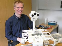 Karsten Becker mit einem selbstgebauten Rover an der TUHH