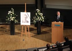 Zu Beginn der Akademischen Trauerfeier für Professor Erik Pasche sprach der Präsident der TUHH, Professor Edwin Kreuzer.
