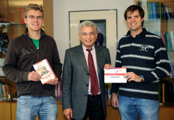 Vizepräsident Garabed Antranikian mitden Gewinnern der Online-Umfrage Jonathan Kruse und Martin Holm.