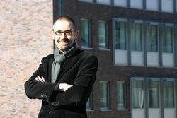 ProfessorStephan Köster auf dem Campus der TU Hamburg