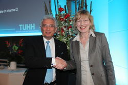 Hamburgs Wissenschaftssenatorin Dr. Dorothee Stapelfeldt und TUHH-Präsident Garabed Antranikian.