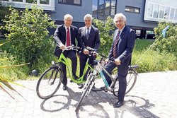Hamburgs Wirtschaftsenator Frank Horch (Mitte), TU-Präsident Garabed Antranikian (rechts) und Unternehmer Arne Weber