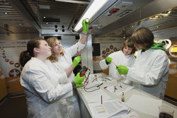 Während eines Workshops im nanoTruck haben Schülerinnen und Schüler Gelegenheit, selbst Hand an die Nanotechnologie zu legen.