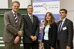 Staatsrat Holger Lange (v.l.n.r.), Vizepräsident Dieter Krause, Gesine Liese und Professor Andreas Liese