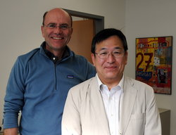 Professor Akio Nagahira (rechts) und Professor Cornelius Herstatt