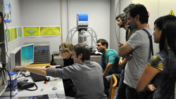 Nachwuchsforscher aus Europa erhalten an der TUHH eine Einweisung in die Fokusvariationsmikroskopie.