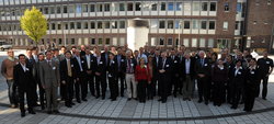 Professor Georg Fieg (vorne Mitte) mit Kongressteilnehmern aus aller Welt auf dem Campus der TUHH.