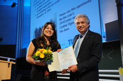 TU-Präsident Garabed Antranikian mit DAAD-Preisträgerin Cynthia Figueroa Madinaveitia