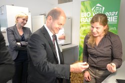 Green Technologies im Fokus: Der Erste Bürgermeister Olaf Scholz informierte sich bei seinem Besuch auch über Forschung zur Bioraffinerie.v.l.n.r.: Vera Bockemühl, Olaf Scholz, Kirsten Meyer
