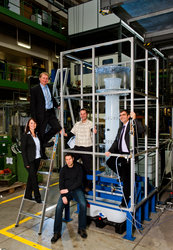 Der Blasensäulenreaktor im Technikum der TUHH steht im Mittelpunkt eines Forschungsprojekts der Professoren Michael Schlüter (links oben) und Andreas Liese (rechts), an dem auch die Nachwuchswissenschaftler Melanie Bothe, Daniel Sellin und Steffen Richter beteiligt sind.