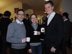 Dr. Stephan Lippert (links) und die Luftfahrt-Doktoranden Katrin Hoge und Tomas Domaschke.