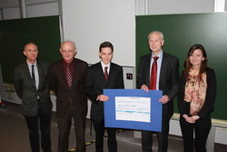 Der Preisträger Christian Deselaers sowie Dr. Wolfgang Schrittenlacher, die TUHH-Professoren Arne Jacob (von links), Jörg Müller und Annika Liebl, Auszubildende bei Fafnir.