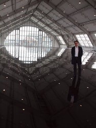 Professor Viktor Sigrist auf der schwebenden Plattform des Künstlers Antony Gormley in den Deichtorhallen Hamburg.