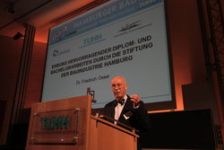 Dr Friedrich Oeser, Stiftung der Hamburger Bauindustrie, bei der Ehrung hervorragender Diplom- und Backelorarbeiten beim Hamburger Bautag 2012 an der Technischen Universität Hamburg-Harburg.
