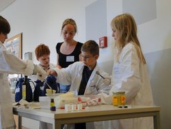In KINDERFORSCHER-Experimentierkursen forschen Schüler an der TUHH und mit Hilfe von geliehenen Experimentierkisten in den Schulen