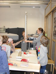 Im DLR-Schoollab experimentieren Schüler der Schule Hoheluft unter anderem mit Luftströmungen