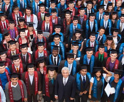 Präsident Garabed Antranikian mit Absolventen und Absolventinnen bei der Feier 2011 auf dem Campus.