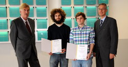 von links nach rechts: Vorstandsvorsitzender der Dr. Friedrich Jungheinrich Stiftung Wolfgang Behncke, Nils Hutter, Christian Puke und Prof. Dieter Krause