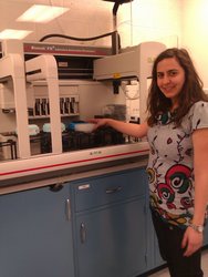 Dr. rer.nat. Dina Jabbour in der Michigan State University an einem Automaten der neuen Enzyme und Enzym-Mischungen aufspürt und auch entwickelt.