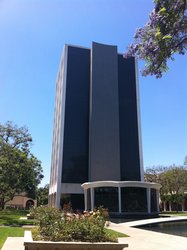 Die Millikan Library, das höchste Gebäude und Wahrzeichen von Caltech.
