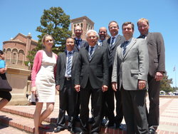Die TUHH-Delegation bei ihrem abschließenden Besuch an der UCLA.V.l.n.r.: Wiebke Schultze, Prof. Zeng, Dr. Grote, Prof. Antranikian, Prof. Knutzen, Prof. Heinrich, Prof. Liese, Prof. Schlüter