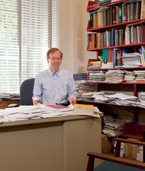 Der Star unter den Mathematikern: Professor Gilbert Strang in seinem Büro am MIT, einem der weltweit führenden Hochschulen im Bereich von technologischer Forschung und Lehre.