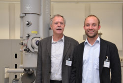 Professor Karl Schulte (links) und Doktorand Matthias Mecklenburg vom Institut für Verbundwerkstoffe.