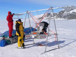 Dr. Martin Jenett und Dr. Carlos Cardenaz beim Aufbau des Messgeräts in der Antarktis etwa 1000 Kilometer entfernt vom Südpol